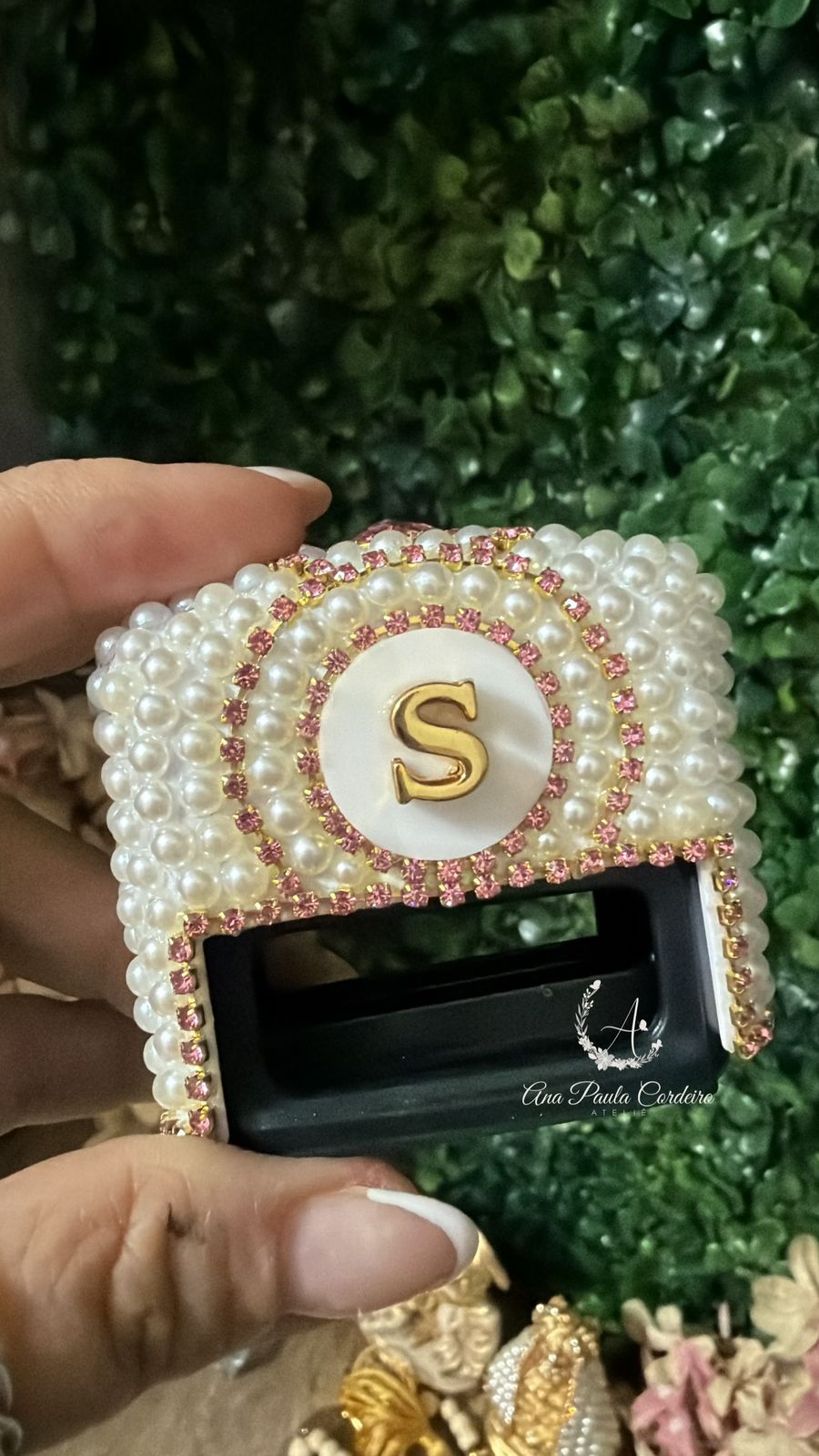 Teco pérolas e strass