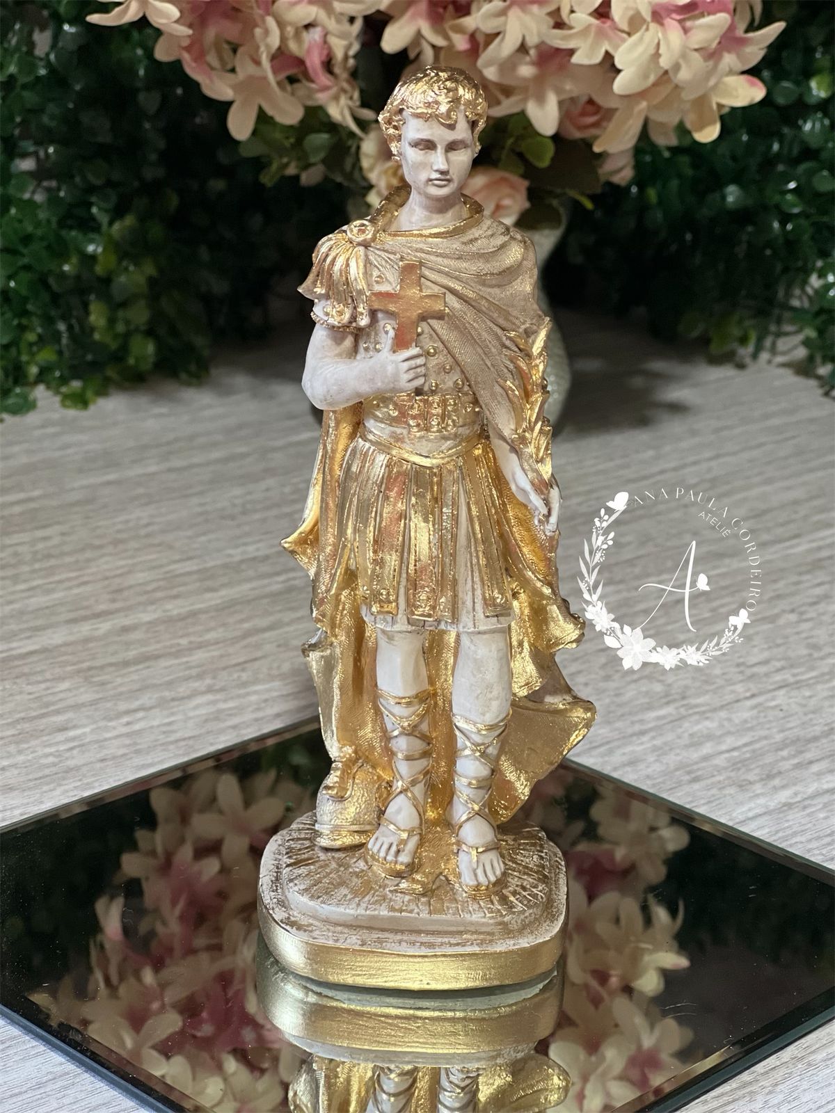 Imagem sacra dourada